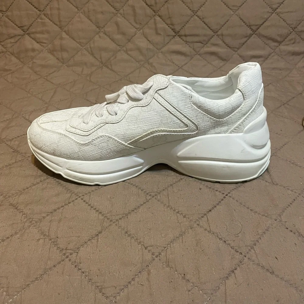 Authentic Gucci White GG Supreme Canvas Rhyton Sneakers - Picture 5 of 13